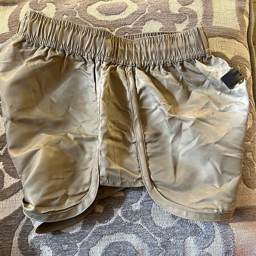 Essential Shorts - Picture 3 of 4